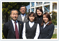 配有5名专门的留学服务职员，
其中包括1名中国职员和2名越南职员